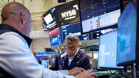 Nasdaq và S&P 500 giảm điểm trong khi Dow Jones lập kỷ lục mới, giá dầu lao dốc 5%