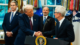 CEO Apple Tim Cook đã thuyết phục ông Trump từ bỏ kế hoạch iPhone “Made in USA” như thế nào? 