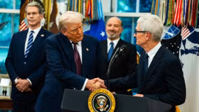 CEO Apple Tim Cook đã thuyết phục ông Trump từ bỏ kế hoạch iPhone “Made in USA” như thế nào? 