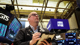 Chứng khoán Mỹ giảm nhẹ, giá dầu tăng hơn 1%