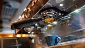 Giá cà phê tăng vọt, doanh nghiệp và người tiêu dùng Mỹ “đứng ngồi không yên” 