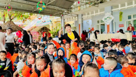 Nữ doanh nhân Nguyễn Thị Kim Liên tại chương trình “Áo ấm cho em” ở các điểm trường thuộc xã Nam Trà My và xã Trà Vân