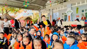 Nữ doanh nhân Nguyễn Thị Kim Liên tại chương trình “Áo ấm cho em” ở các điểm trường thuộc xã Nam Trà My và xã Trà Vân