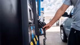 Trừng phạt Nga, ông Trump “đánh cược” với giá xăng Mỹ