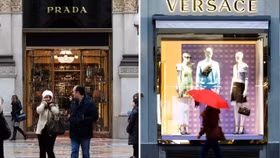 Versace chờ đợi một phép màu dưới bàn tay Prada