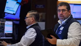 Phố Wall tăng điểm nhờ cổ phiếu công nghệ, thị trường chú ý tới chính sách thuế quan, biên bản Fed