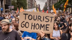 Thực trạng trái ngang tại Tây Ban Nha: Người dân cứ đuổi, du khách cứ đến