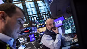 Phố Wall tăng điểm, nhà đầu tư “thở phào” sau thông tin miễn trừ thuế