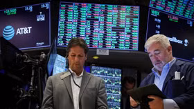 Chứng khoán Mỹ tiếp đà tăng mạnh, giá dầu vọt hơn 2%