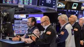 Chứng khoán Mỹ bứt phá, giá dầu hạ nhiệt