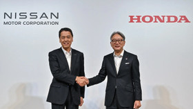 Chủ tịch, CEO Nissan Makoto Uchida (trái) bắt tay với Chủ tịch, CEO Honda Toshihiro Mibe (phải) sau một cuộc họp báo ngày 1/8/2024