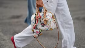 Louis Vuitton và các “ông lớn” xa xỉ tung sản phẩm giá mềm để chinh phục khách hàng trẻ 