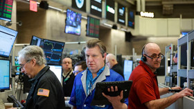 Chứng khoán Mỹ tăng mạnh, giá dầu lao dốc 11%