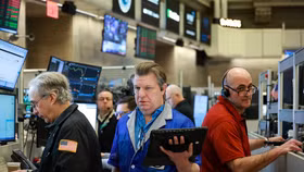 Chứng khoán Mỹ tăng mạnh, giá dầu lao dốc 11%