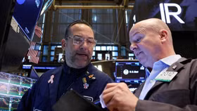 Chứng khoán Mỹ lao dốc vì nỗi lo lạm phát, giá dầu sụt giảm