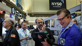 Phố Wall tăng mạnh nhờ cổ phiếu AI và hy vọng chấm dứt tình trạng chính phủ Mỹ đóng cửa 