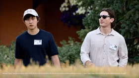 Nhà sáng lập và cựu CEO Scale AI Alexandr Wang (bên trái) và Zodi Chalat bên ngoài Hội thảo Allen & Company Sun Valley vào tháng 11/2024