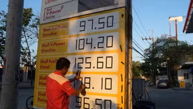 Giá dầu tăng vọt do chiến sự Trung Đông, các nước ứng phó khủng hoảng năng lượng ra sao?