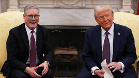 Thủ tướng Anh Keir Starmer (bên trái) và Tổng thống Mỹ Donald Trump tại Nhà Trắng vào ngày 27/2