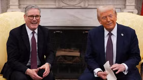 Thủ tướng Anh Keir Starmer (bên trái) và Tổng thống Mỹ Donald Trump tại Nhà Trắng vào ngày 27/2