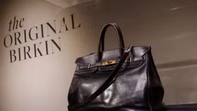 Một chiếc Hermes Birkin cũ kỹ trở thành biểu tượng thời trang đắt nhất trong lịch sử