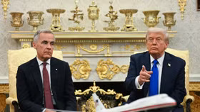 Thủ tướng Canada Mark Carney (bên trái) và Tổng thống Mỹ Donald Trump trong cuộc gặp tại Phòng Bầu Dục ở Washington, Mỹ vào ngày 7/10 vừa qua