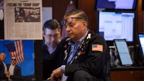 Chứng khoán Mỹ trượt giảm, giá dầu tăng vọt 3%