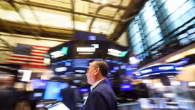 Dow Jones lập kỷ lục mới, Nasdaq giảm điểm khi nhà đầu tư xoay trục khỏi nhóm công nghệ 