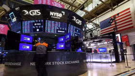 Chứng khoán Mỹ giảm điểm, giá dầu bật tăng mạnh