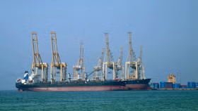 Xung đột Trung Đông leo thang, giá dầu nguy cơ vọt lên 120 USD/thùng kéo theo suy thoái kinh tế