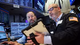Chứng khoán Mỹ bứt phá, giá dầu hạ nhiệt trước kỳ vọng Mỹ - Iran sớm nối lại đàm phán