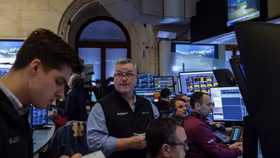 Phố Wall tăng điểm nhờ cổ phiếu công nghệ, giá dầu hạ nhiệt