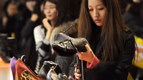 Kinh tế khó khăn, xu hướng “hàng Dupe” nở rộ tại Trung Quốc 