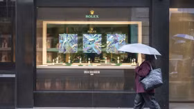 Hàng hoá xa xỉ Thuỵ Sĩ có thể "đội giá" vì ông Trump