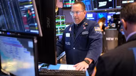 Chứng khoán Mỹ trượt dốc, giá dầu biến động khi giới đầu tư lo chiến sự Trung Đông leo thang
