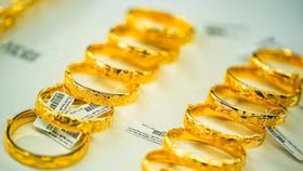 Vàng thế giới đổ đèo, giá trong nước tiếp tục đứng yên