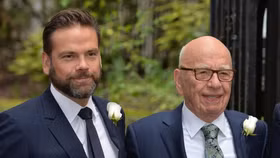 Lachlan Murdoch và tỷ phú Rupert Murdoch (từ trái sang)