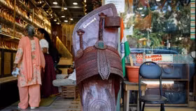 “Lùm xùm” với Prada đang giúp ngành nghề truyền thống Ấn Độ nắm cơ hội “đổi vận”?