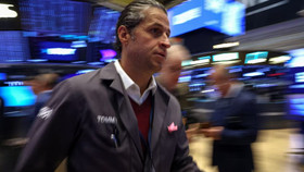  Toà tối cao Mỹ điều trần thuế quan ông Trump từ ngày 5/11, chứng khoán Mỹ tăng điểm nhờ các thương vụ trí tuệ nhân tạo