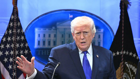 Tòa án Tối cao bác thuế đối ứng, Tổng thống Trump lập tức áp thuế toàn cầu 10%