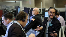 S&P 500 quay đầu giảm điểm sau khi lập đỉnh, Nasdaq đi lên nhờ Nvidia