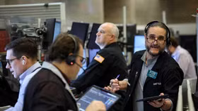 S&P 500 quay đầu giảm điểm sau khi lập đỉnh, Nasdaq đi lên nhờ Nvidia