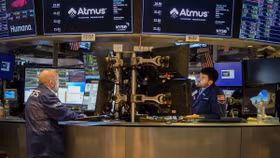 Phố Wall giảm điểm, thị trường “nín thở” chờ bài phát biểu của Chủ tịch Fed