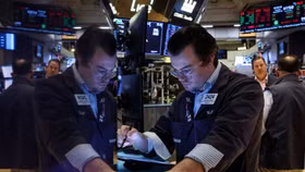 Phố Wall biến động trái chiều, giá dầu tăng mạnh