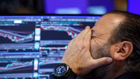 Phố Wall chạm đáy 3 tháng vì căng thẳng thuế quan