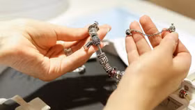 Vòng tay charm, một trong những thiết kế nổi tiếng và được ưa chuộng nhất của thương hiệu trang sức Đan Mạch Pandora