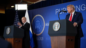 Tổng thống Nga Vladimir Putin (bên trái) và Tổng thống Mỹ Donald Trump phát biểu trước báo giới sau cuộc họp
