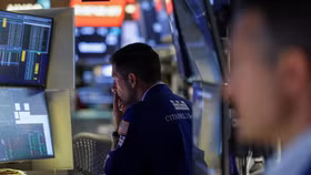 Chứng khoán Mỹ đồng loạt đi xuống, giá dầu trượt giảm hơn 2% 