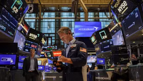 Chứng khoán Mỹ khởi sắc, giá dầu chạm đáy 5 tháng