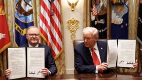 Thủ tướng Australia Anthony Albanese (bên trái) và Tổng thống Mỹ Donald Trump trong buổi ký kết thoả thuận khoáng sản ngày 20/10
